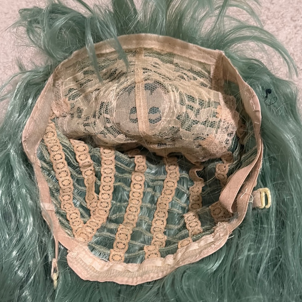 Green Voluminous Wavy long Wig - Picture 5 of 7
